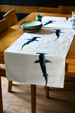 Chemin de table en coton : Les Requins Marteaux par la marque Varek Illustrations Varek Illustrations - Chemin de table en coton : Les Requins Marteaux