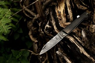 Couteau Morta à pompe arrière damas par la marque Couteaux Morta Couteaux Morta - Couteau Morta à pompe arrière damas