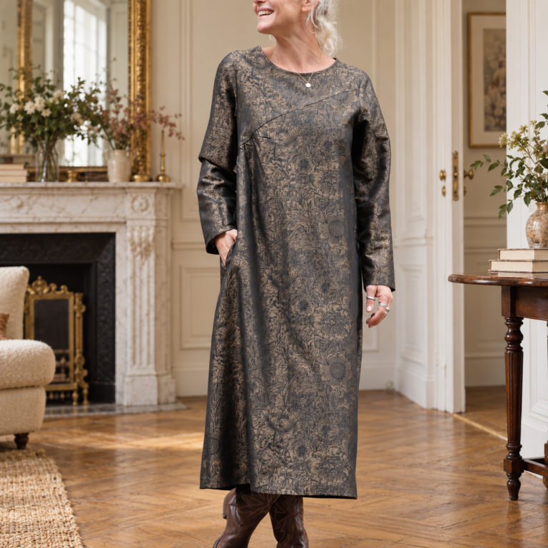 Quintessence - Robe Perrine — Viscose et coton Gravure botanique noir doré – XXL
