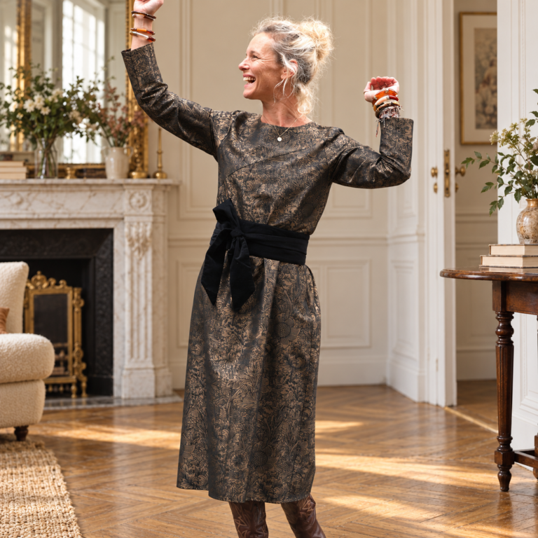 Quintessence - Robe Perrine — Viscose et coton Gravure botanique noir doré – XXL