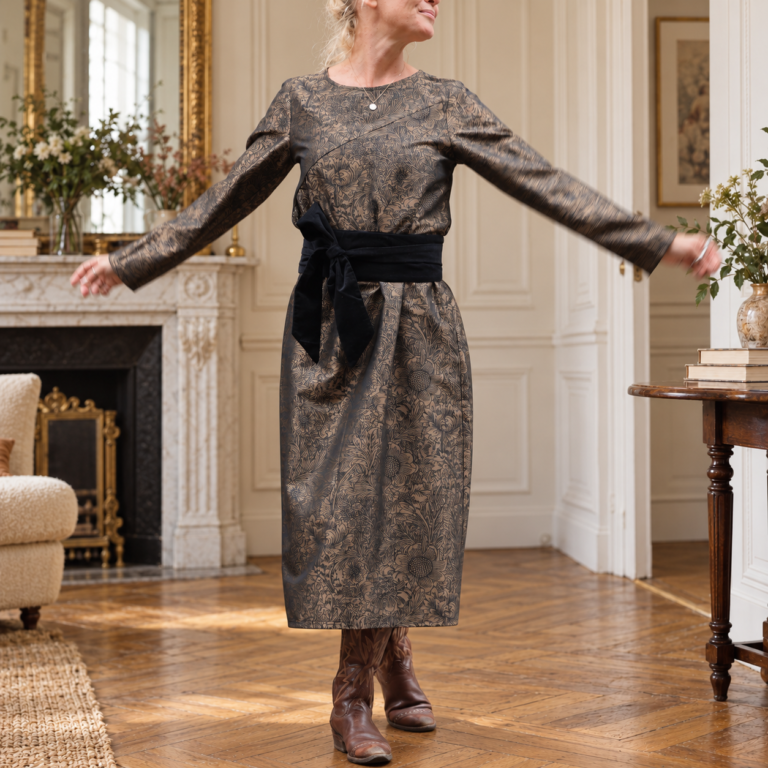 Quintessence - Robe Perrine — Viscose et coton Gravure botanique noir doré – XXL