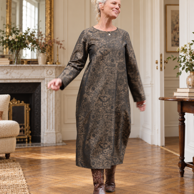 Quintessence - Robe Perrine — Viscose et coton Gravure botanique noir doré – XXL