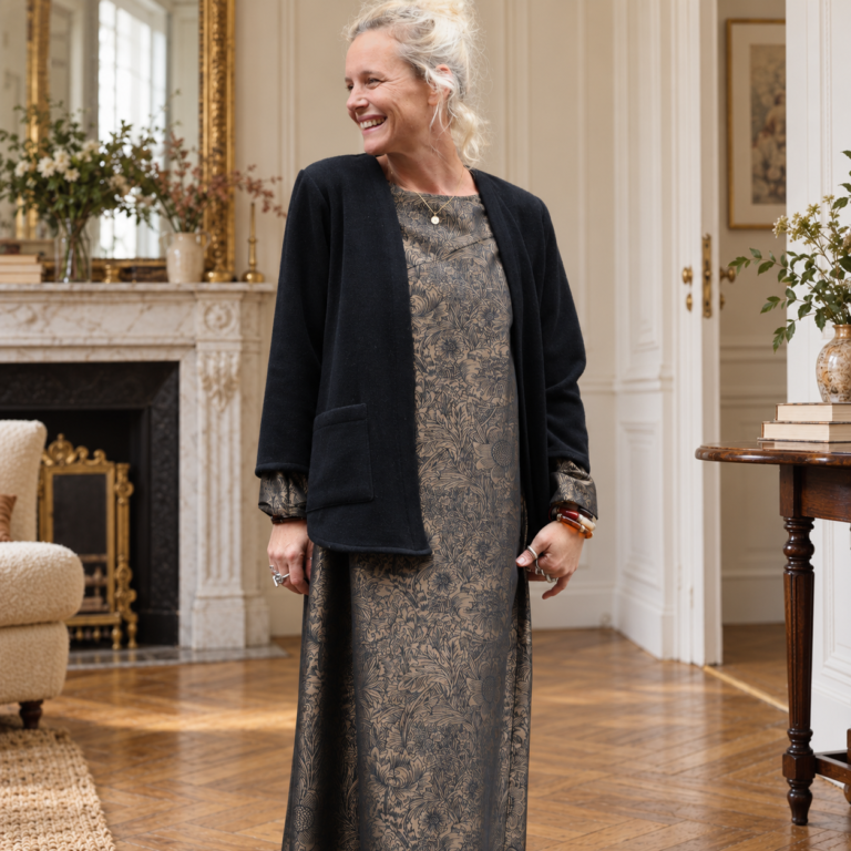 Quintessence - Robe Perrine — Viscose et coton Gravure botanique noir doré – XXL