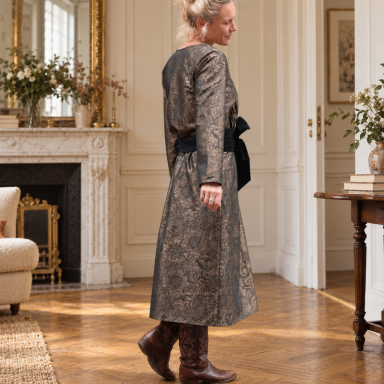 Quintessence - Robe Perrine — Viscose et coton Gravure botanique noir doré – XXL