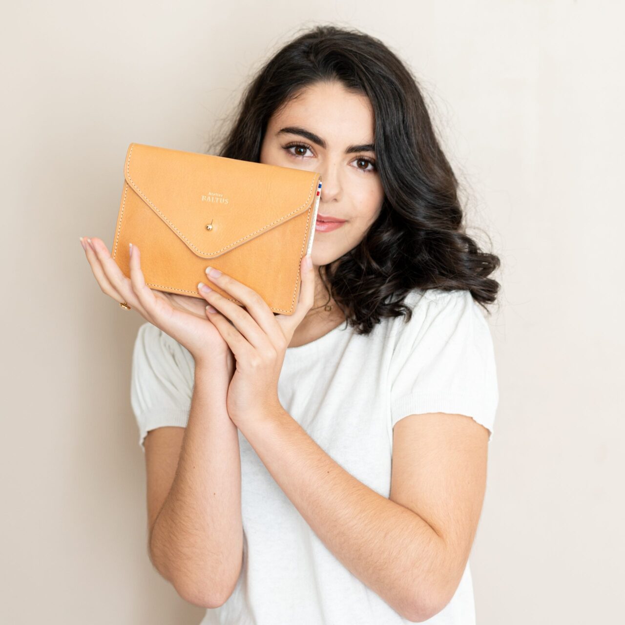 HD impression tirage juliette atelier baltus 010 photoshop scaled 1 Atelier BALTUS - Pochette ceinture Angèle – Camel / Strass champagne / Sans bandoulière
