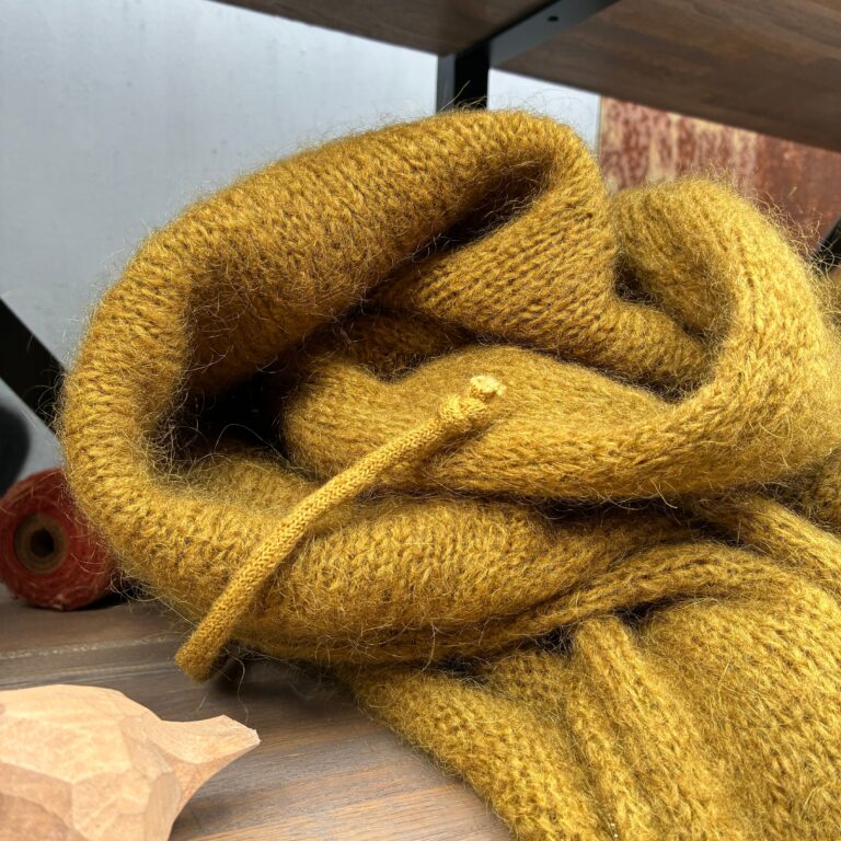 Quintessence - Gilet zippé à capuche Tulia — mohair lichen doré – Taille unique