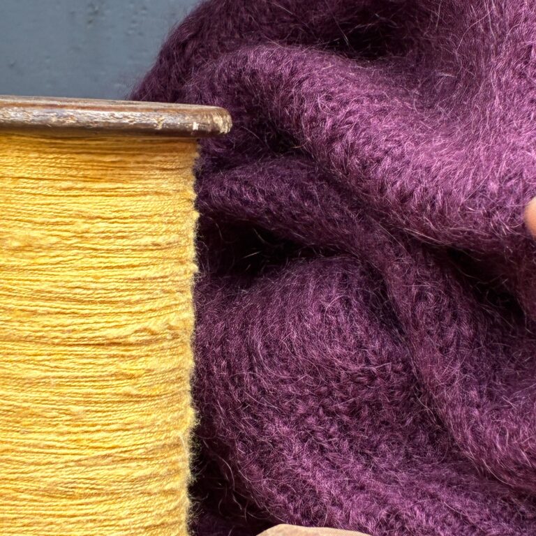 Quintessence - Gilet zippé à capuche Tulia — mohair prune – Taille unique