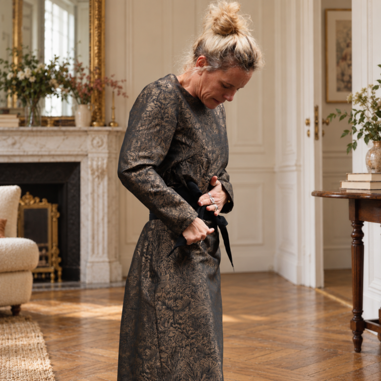 Quintessence - Robe Perrine — Viscose et coton Gravure botanique noir doré – XXL
