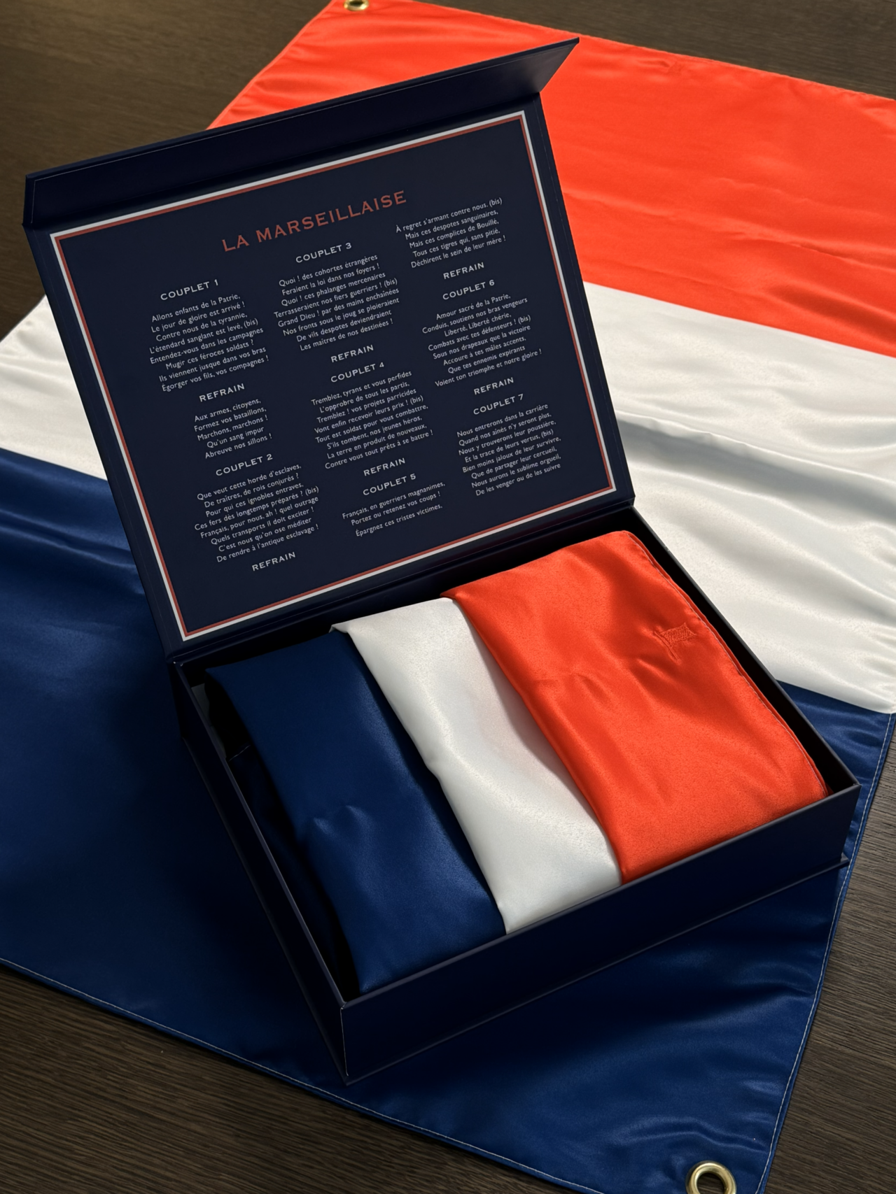 Patrya boite cadeau drapeau tricolore plie marseillaise Patrya boite cadeau drapeau tricolore plie marseillaise