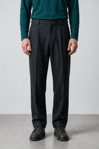 Pantalon Pleats en coton denim bio kaki par la marque JAGVI. RIVE GAUCHE JAGVI. RIVE GAUCHE - Pantalon Pleats en coton denim bio kaki