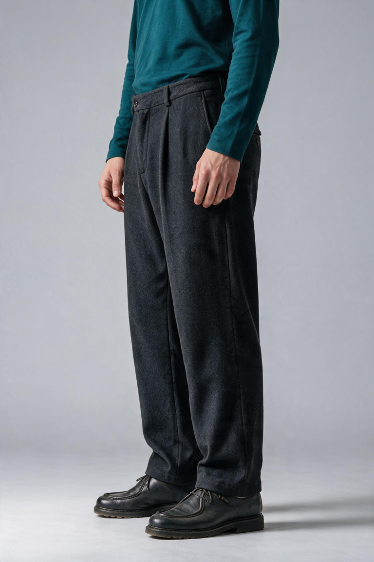 JAGVI. Rive Gauche - Pantalon Pleats en coton denim bio kaki – kaki / FR:46 / US:36