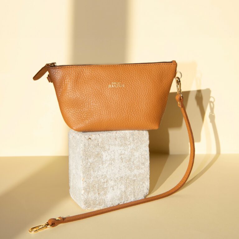 Pochette mini sac en cuir Atelier BALTUS trousse en cuir – Camel / Bandoulière longue