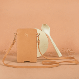 Louise – Pochette pour téléphone en cuir par la marque Atelier BALTUS Atelier BALTUS - Louise – Pochette pour téléphone en cuir