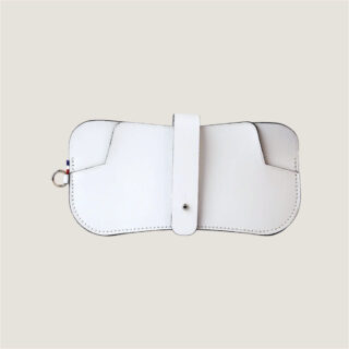 Lucie – Étui lunettes en cuir blanc par la marque Atelier BALTUS Atelier BALTUS - Lucie – Étui lunettes en cuir blanc