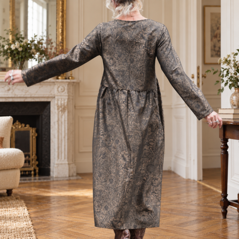 Quintessence - Robe Perrine — Viscose et coton Gravure botanique noir doré – XXL