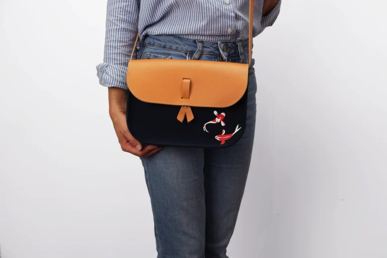 Monébari - Sac à bandoulière en toile et cuir - Le 27- Édition Les Carpes Koï
