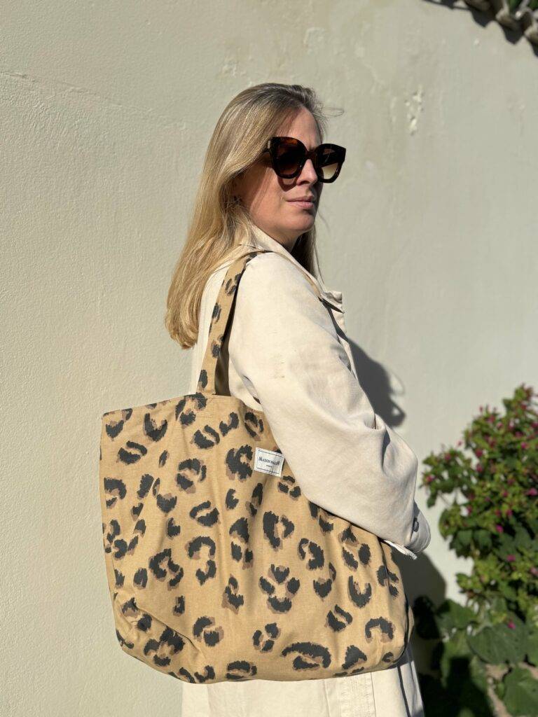 Sac cabas leopard clair porte 768x1024 1 Maison Mallow - Sac Cabas Medium léopard clair