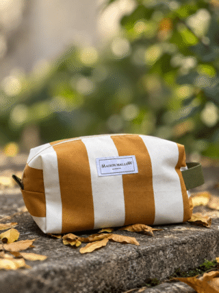 Trousse de toilette XXL à rayures jaune moutarde made in France par la marque MAISON MALLOW MAISON MALLOW - Trousse de toilette XXL à rayures jaune moutarde made in France