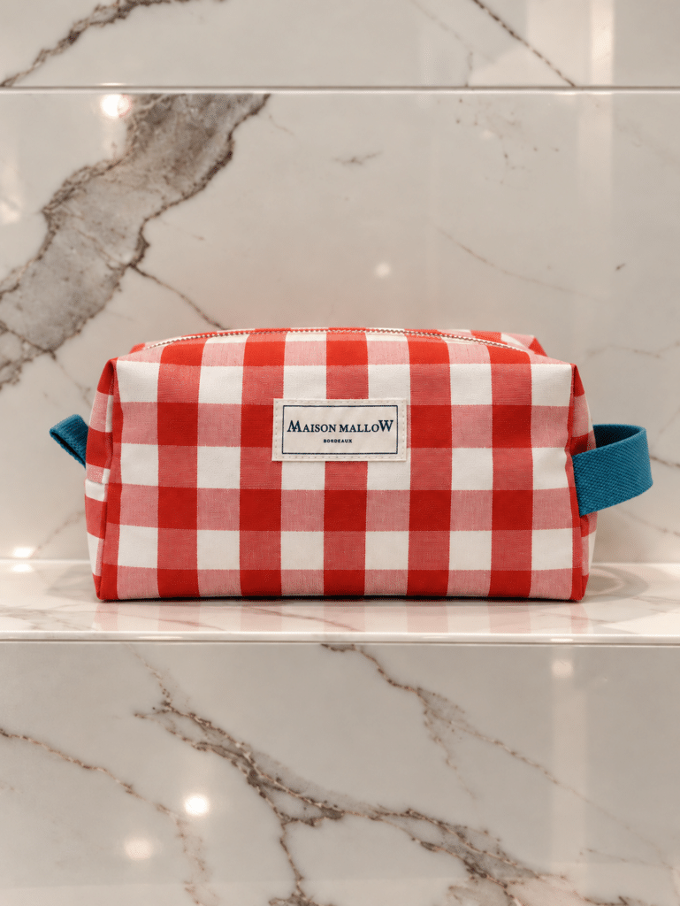 Trousse carreaux Vichy corail 769x1024 1 Maison Mallow - Trousse de toilette XXL vichy rouge corail et blanc – poignées bleues
