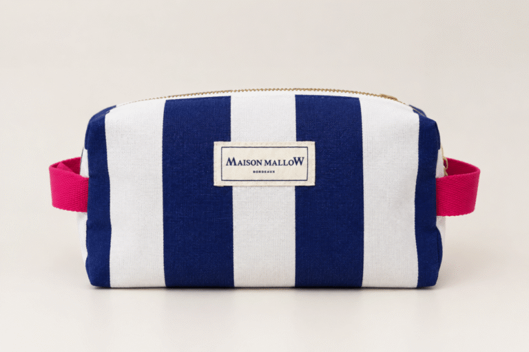 Maison Mallow - Trousse de toilette XXL à rayures bleues et blanches – poignée rose fuchsia