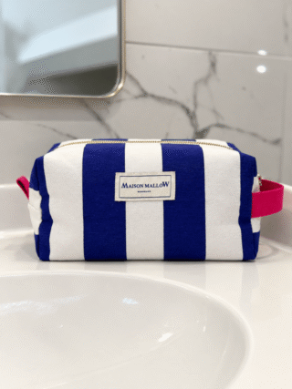 MAISON MALLOW - Trousse de toilette XXL à rayures bleues et blanches – poignée rose fuchsia