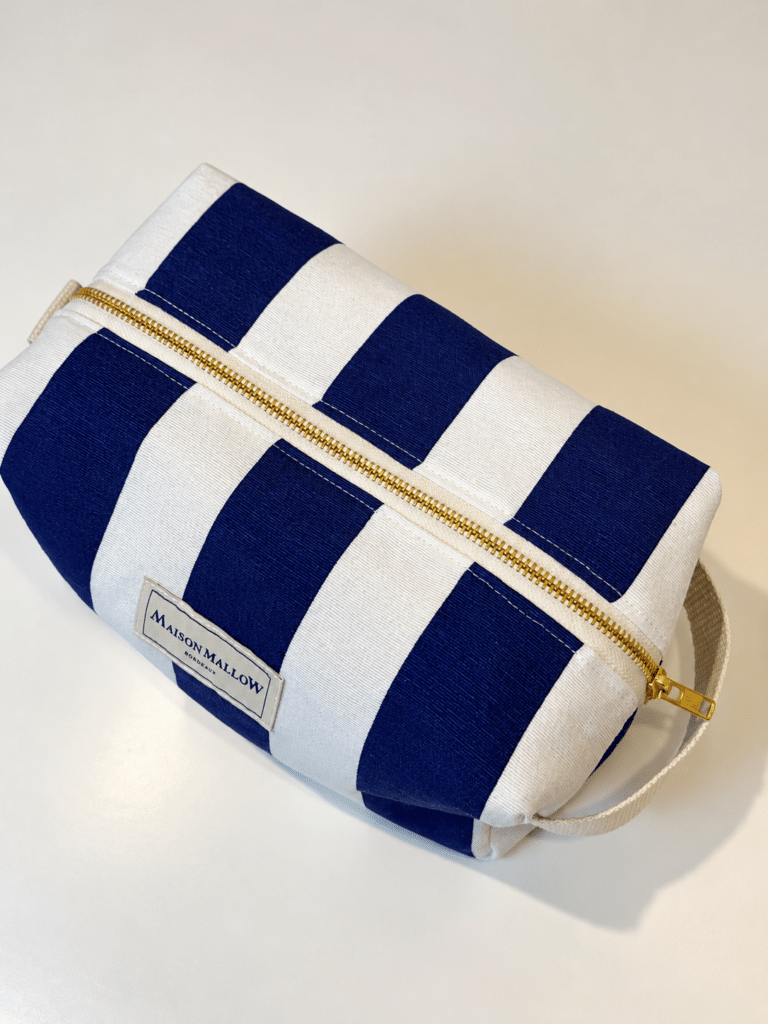 Maison Mallow - Trousse de toilette XXL à rayures bleues et blanches – poignée écrue