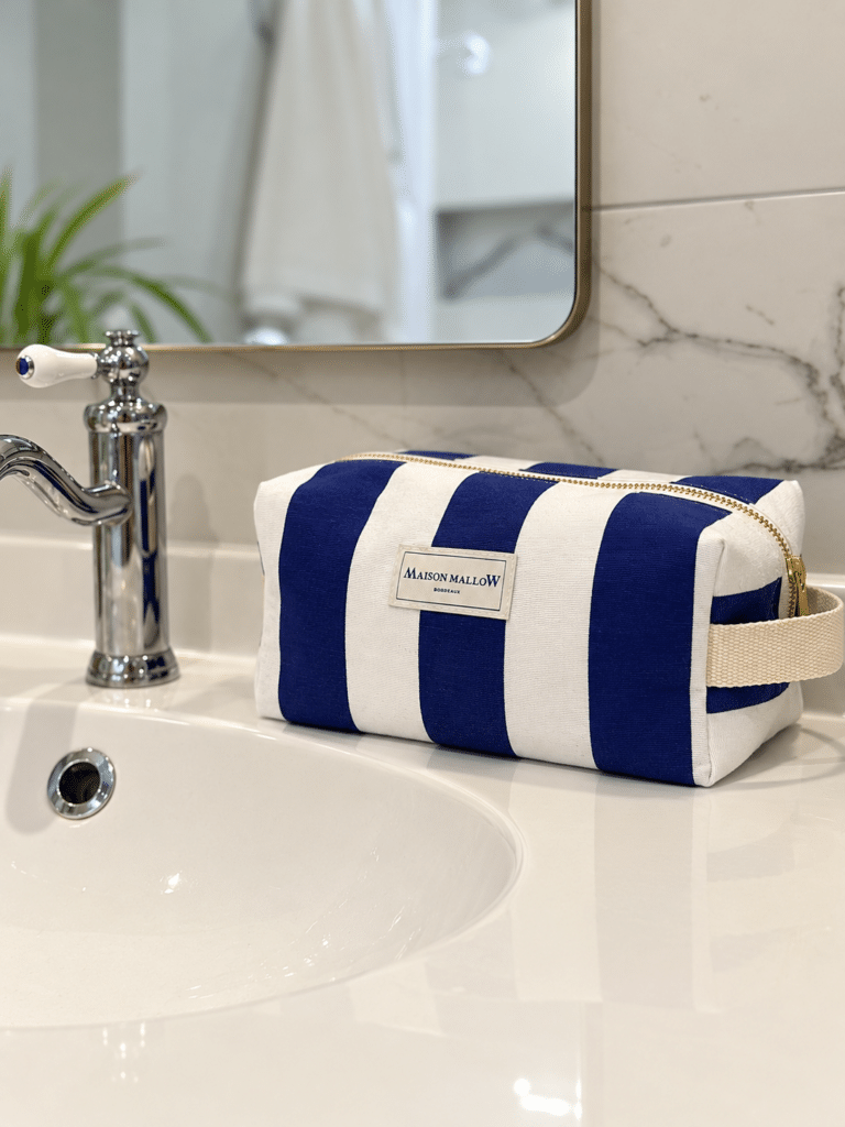Maison Mallow - Trousse de toilette XXL à rayures bleues et blanches – poignée écrue