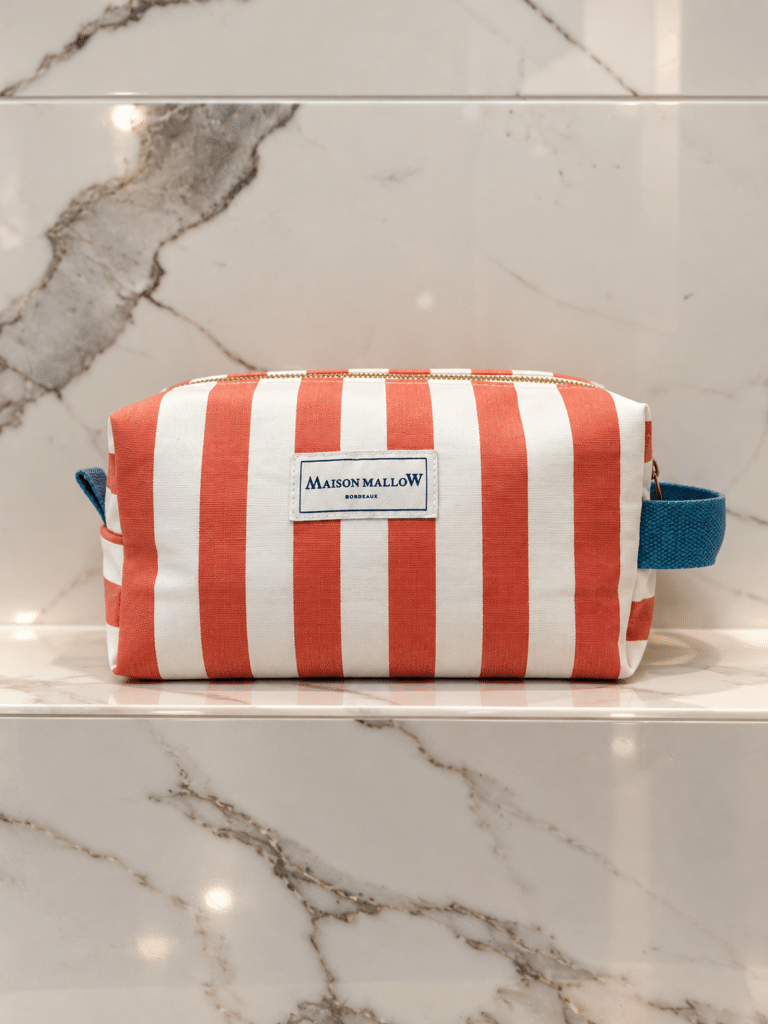 Trousse rayee Maison Mallow sur marbre 1 768x1024 1 Maison Mallow - Trousse de toilette XXL à rayures rouge corail et blanc