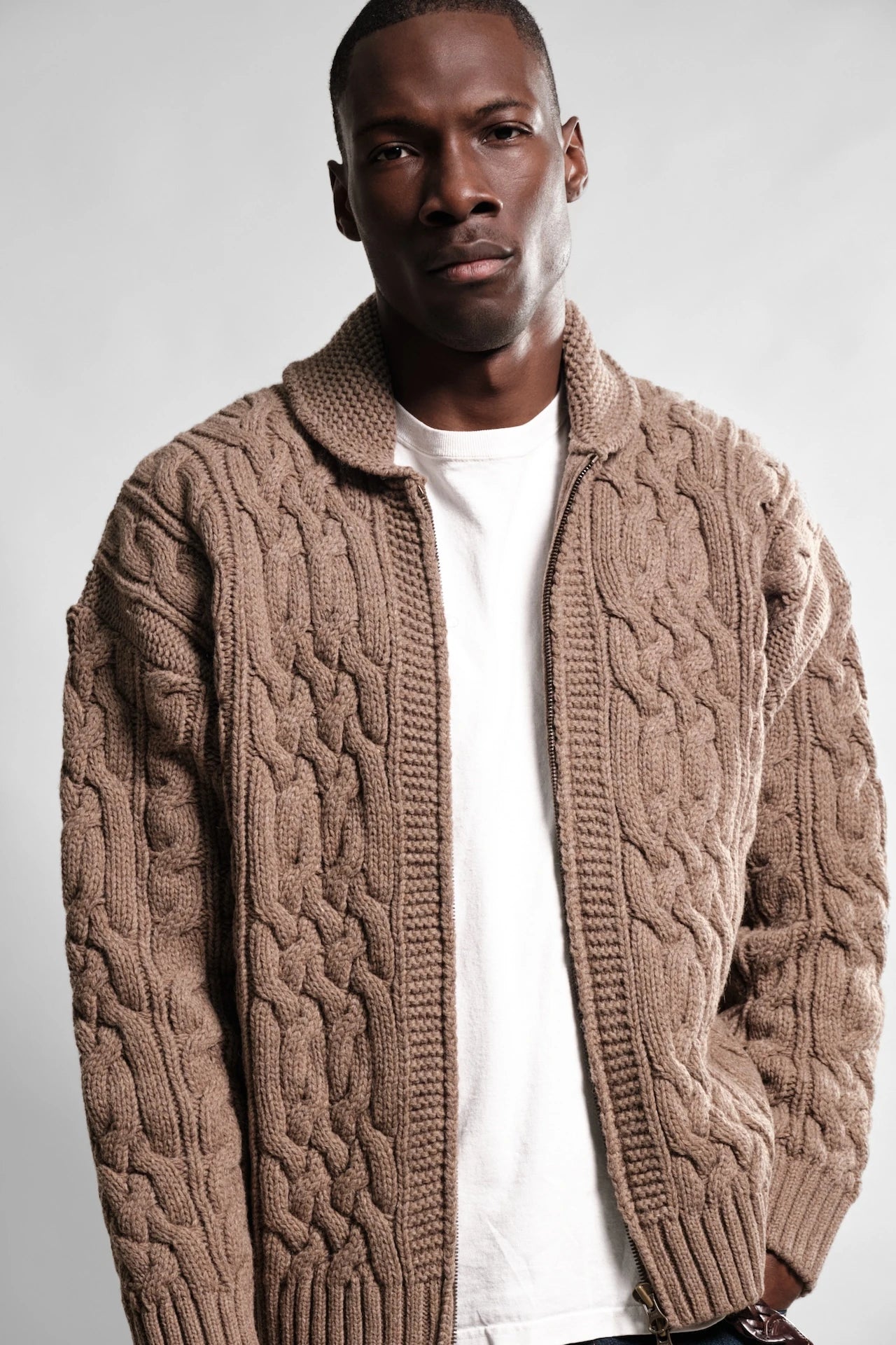 VESTE TORSADES TAUPE LAINE RECYCLEE OHANNES 2 Nitto Knitwear - Veste Ohannes - Taupe – XXL