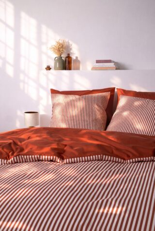 Parure en percale de coton biologique La Fine Rayure Rouille par la marque À DEMAIN – Le linge français À DEMAIN – Le linge français - Parure en percale de coton biologique La Fine Rayure Rouille