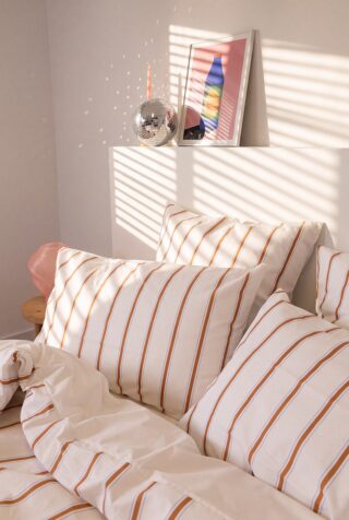 Parure en percale de coton biologique – La Rayure Bicolore Camel par la marque À DEMAIN – Le linge français À DEMAIN – Le linge français - Parure en percale de coton biologique – La Rayure Bicolore Camel