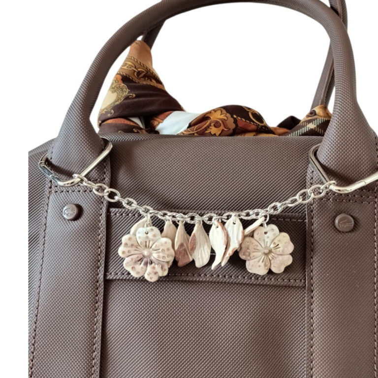 L’Atelier de Patricia - Accroche-Charms – Bijou de sac en pâte polymère – beige et marron