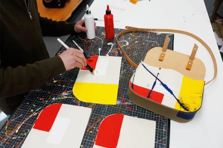 Monébari - Sac besace en toile et cuir  - Édition Une Main d'artiste