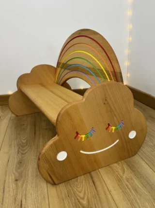 Banc pour enfant « Rêve coloré » – pièce unique n°2 par la marque Sève et Copeaux Sève et Copeaux - Banc pour enfant « Rêve coloré » – pièce unique n°2