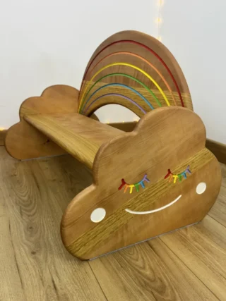 Banc pour enfant « Rêve coloré » – pièce unique n°1 par la marque Sève et Copeaux Sève et Copeaux - Banc pour enfant « Rêve coloré » – pièce unique n°1