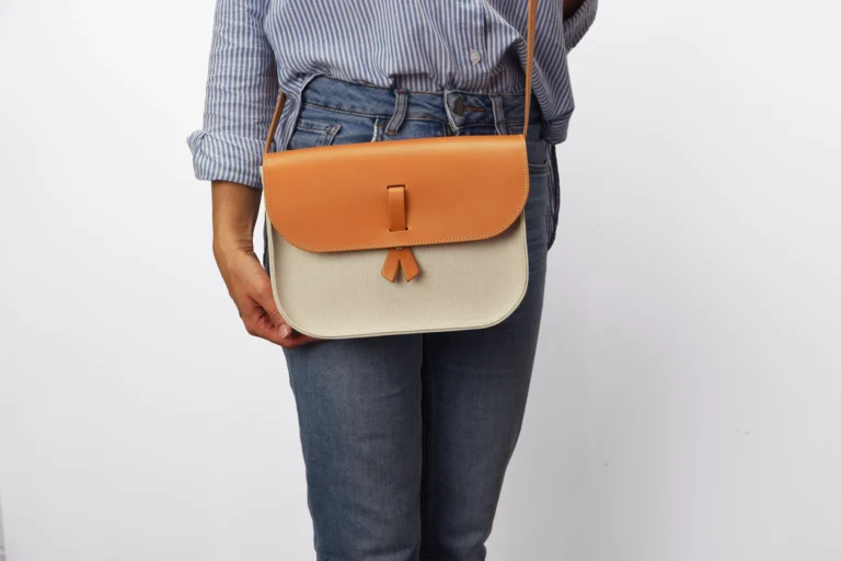 Monébari - Sac à bandoulière en toile et cuir -Le 27- Édition Une Main d'Artiste