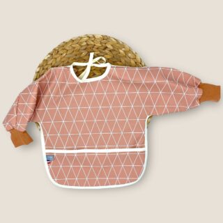 Bavoir à manches imperméable triangles par la marque Les Mômes des Dômes Les Mômes des Dômes - Bavoir à manches imperméable triangles