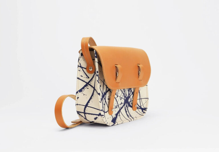 Monébari - Sac besace en toile et cuir - Édition Les Traits Bleus