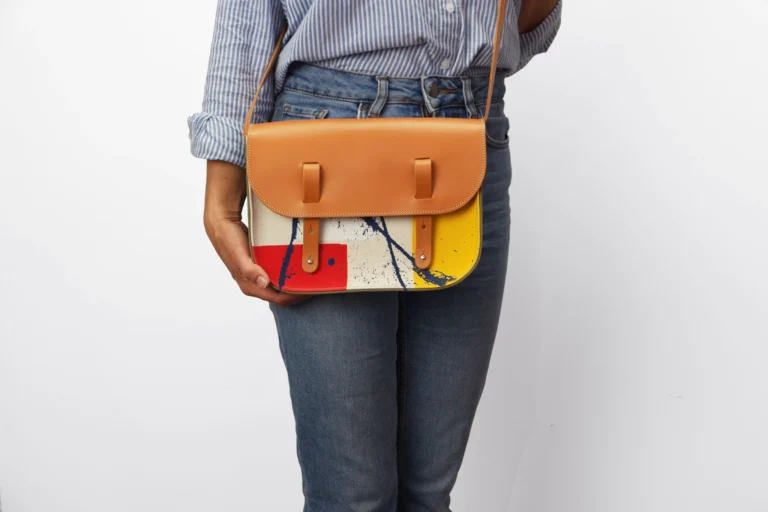 Monébari - Sac besace en toile et cuir - Édition Les Traits Bleus