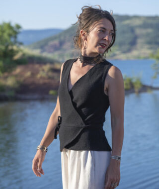 Gilet cache-coeur en laine – Lyas par la marque Ardelaine Ardelaine - Gilet cache-coeur en laine – Lyas
