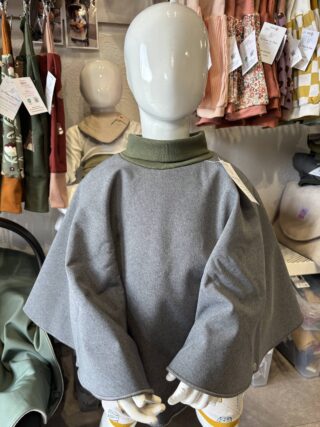 CHO Poncho spécial voiture approuvé par Sécurange – Gris par la marque Les Mômes des Dômes Les Mômes des Dômes - CHO Poncho spécial voiture approuvé par Sécurange – Gris
