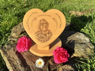 Plaque funéraire personnalisée avec photo – cœur en bois massif par la marque Sève et Copeaux Sève et Copeaux - Plaque funéraire personnalisée avec photo – cœur en bois massif