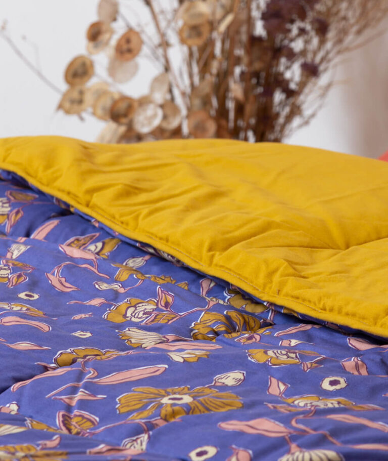 Ardelaine - Couverture piquée en laine - Motif floral Rose et Bleu