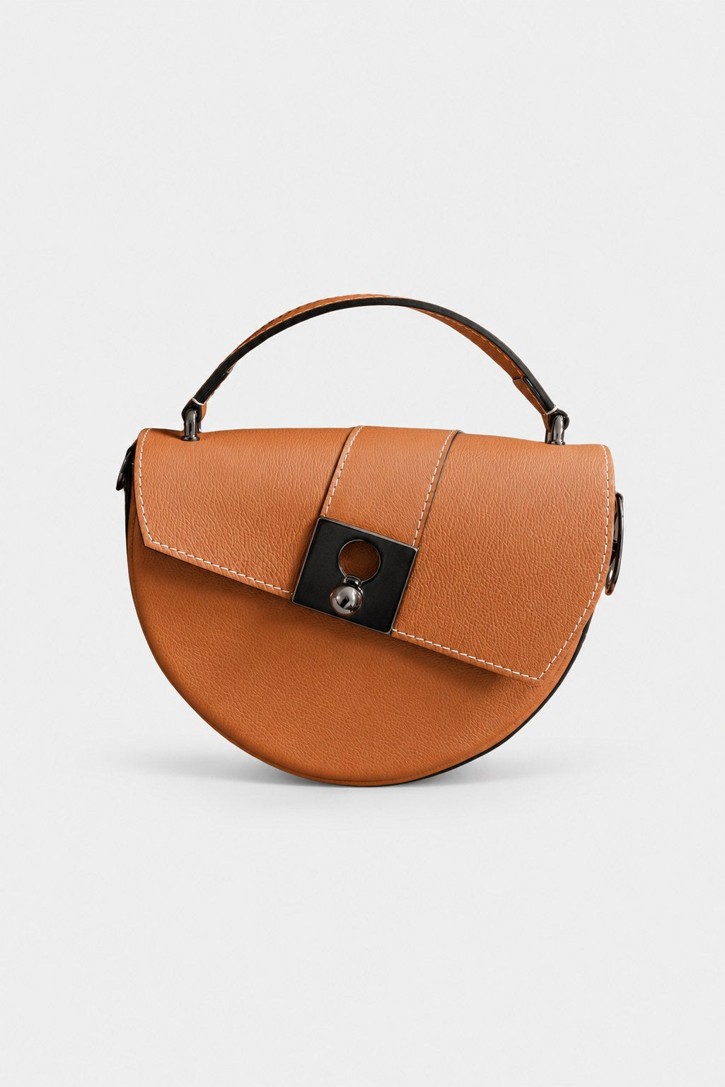 demi lune camel graine packshot Nodie's - Côme - camel grainé