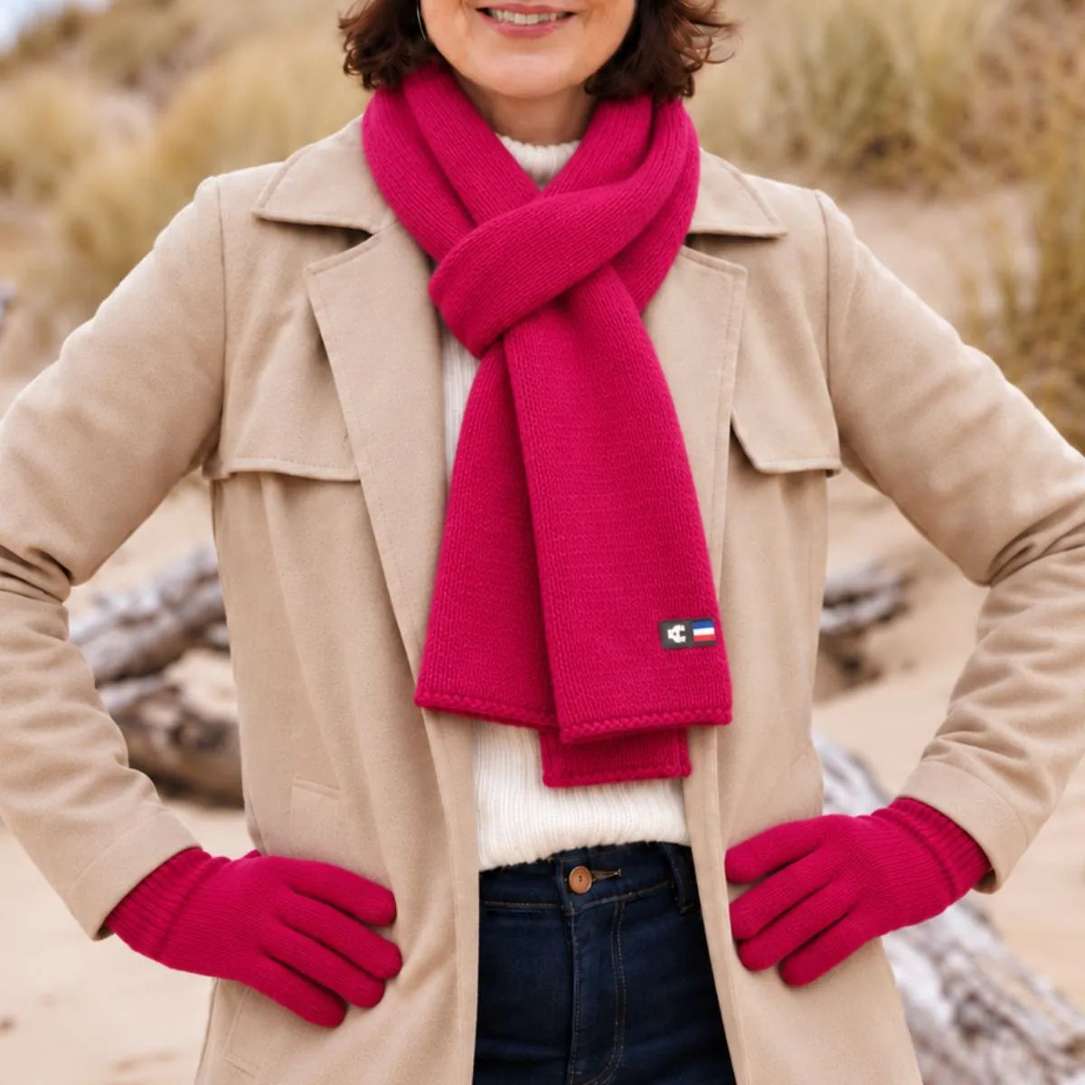 echarpe laine merinos femme fuchsia rosiere portee palaba PALÂBA - Ensemble pure laine mérinos femme : écharpe et gants – Fuchsia Rosière