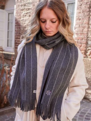 L’écharpe Ultime Femme en Laine 🐑 – Grise Foncé par la marque Maison Tricolore Maison Tricolore - L’écharpe Ultime Femme en Laine 🐑 – Grise Foncé