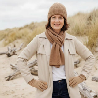 Ensemble pure laine mérinos femme : bonnet, écharpe et gants – Camel Aubrac par la marque PALÂBA PALÂBA - Ensemble pure laine mérinos femme : bonnet, écharpe et gants – Camel Aubrac