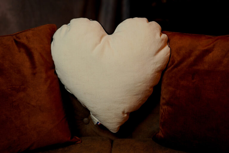 by l'Effet Clochette - Coussins déco aux formes originales 100% recyclé & dépollué