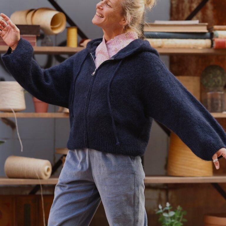 Quintessence - Gilet zippé à capuche Tulia — mohair marine – Taille unique