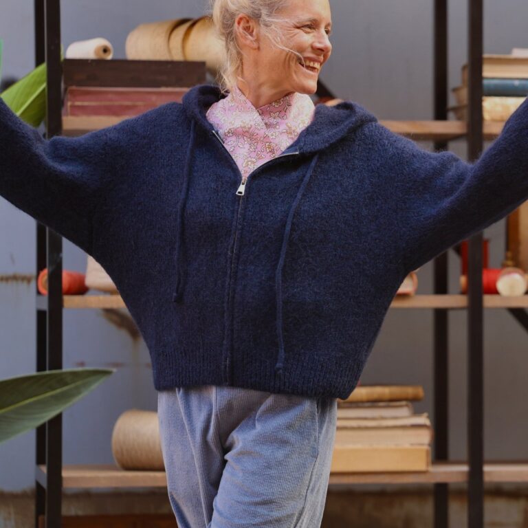 Quintessence - Gilet zippé à capuche Tulia — mohair marine – Taille unique